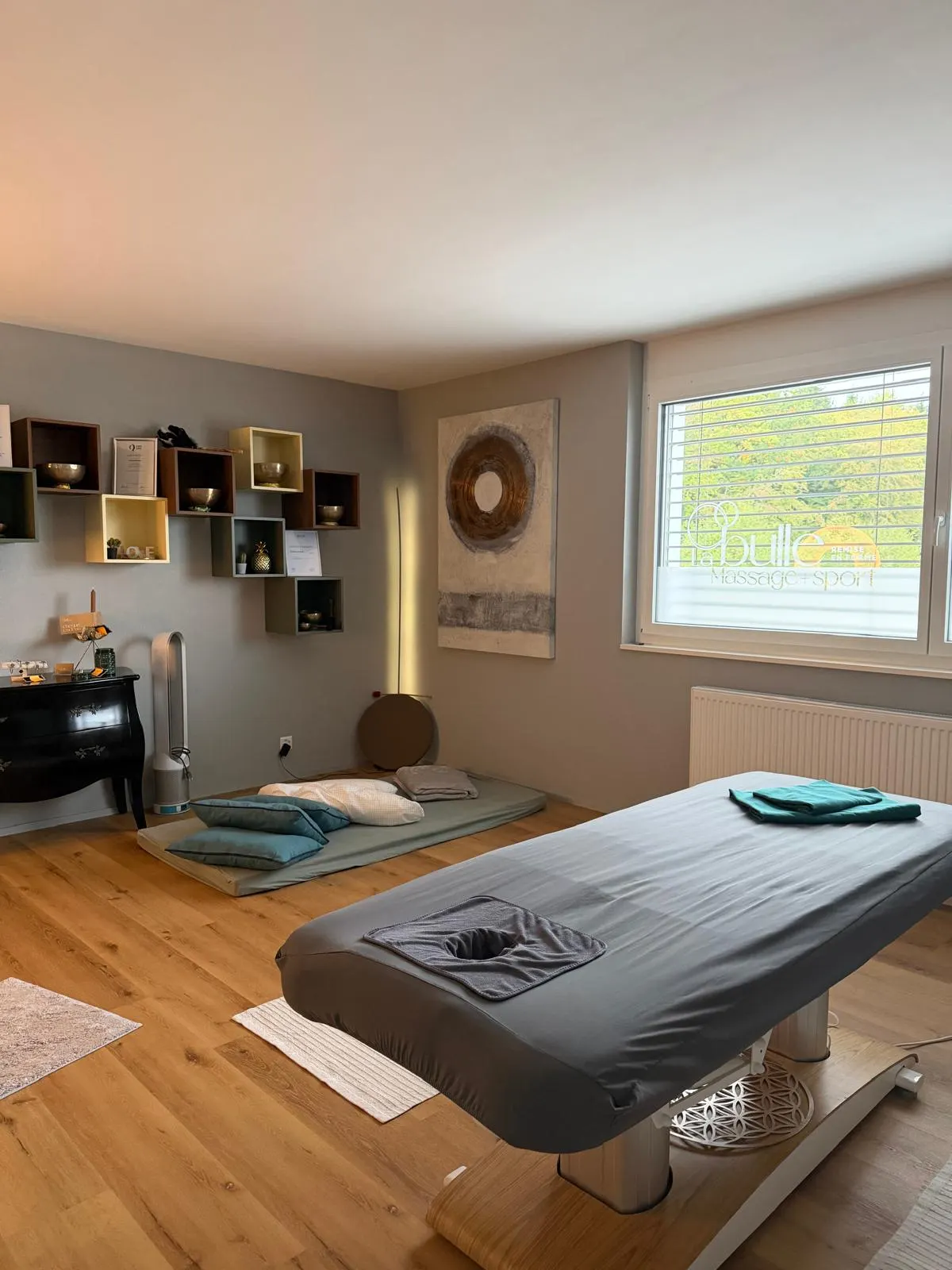 Salle de massage du cabinet La Bulle avec vue sur la verdure