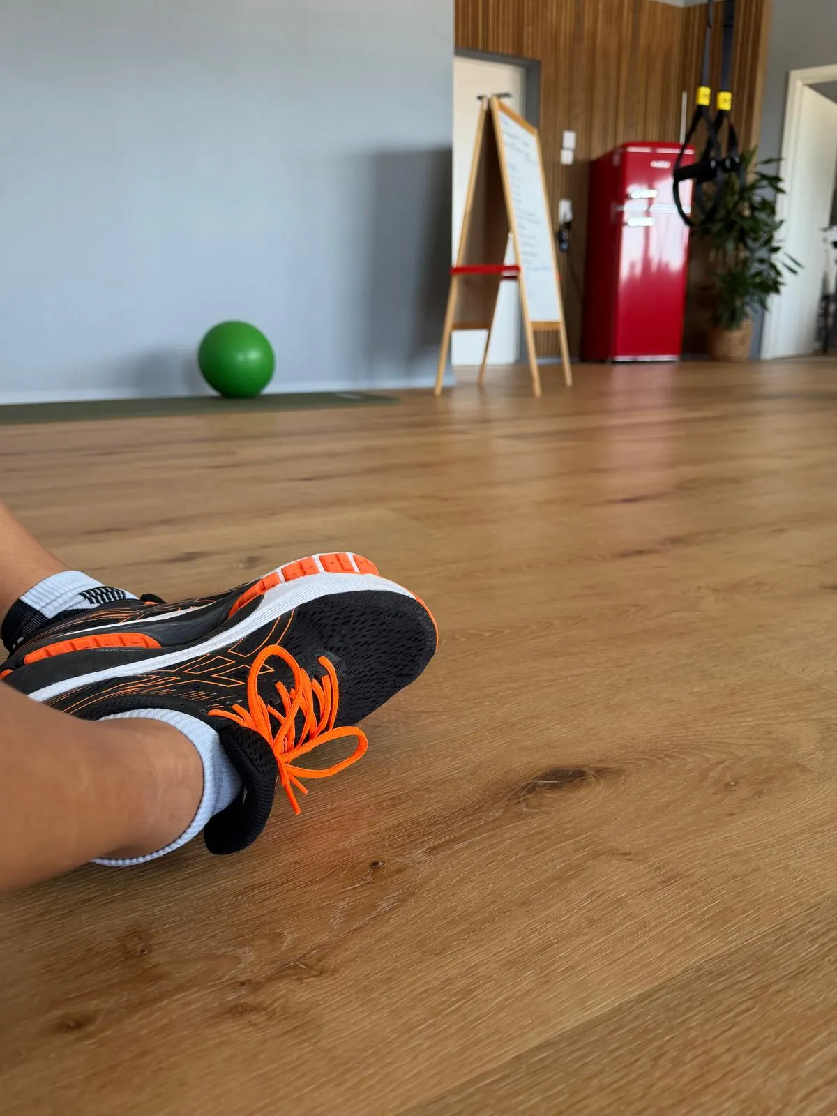 Salle de coaching lumineuse avec ballon et sangles de suspension