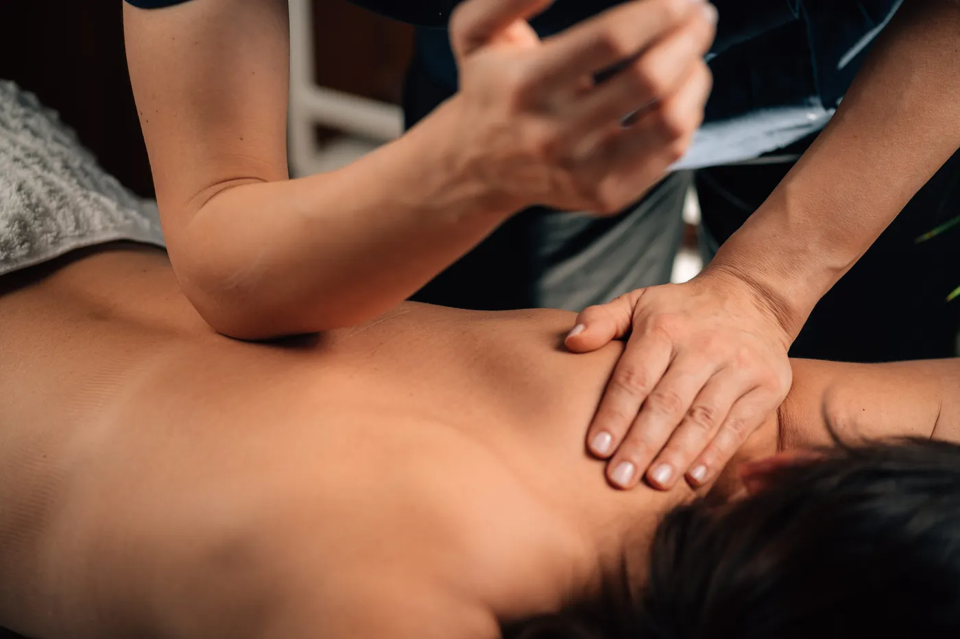 Massage du dos au coude