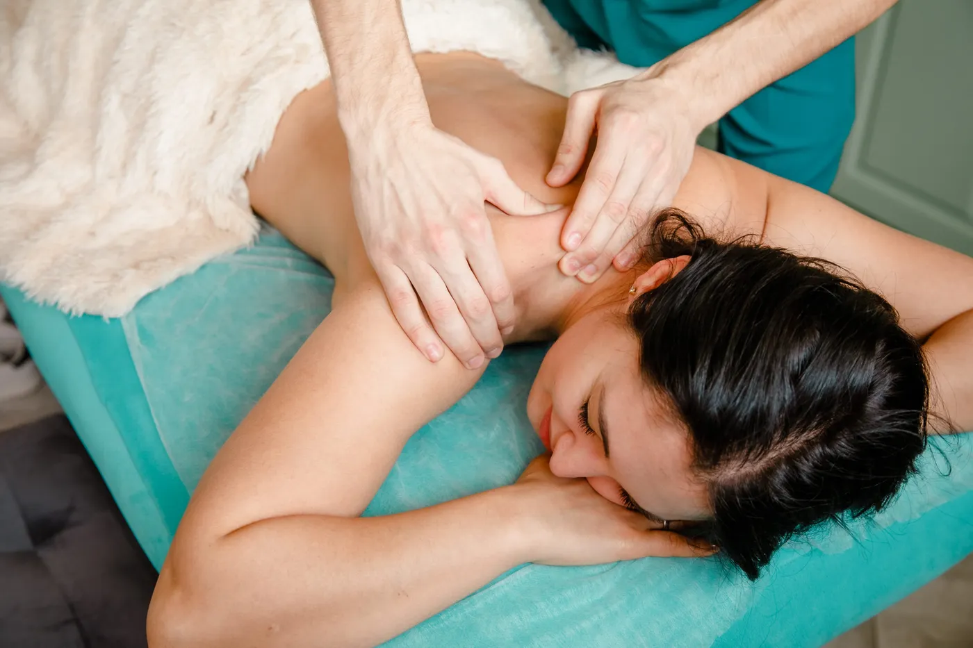 Massage relaxant des épaules
