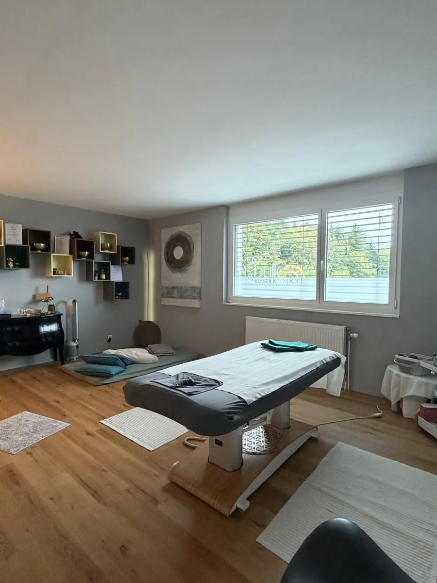 Espace soins avec table de massage