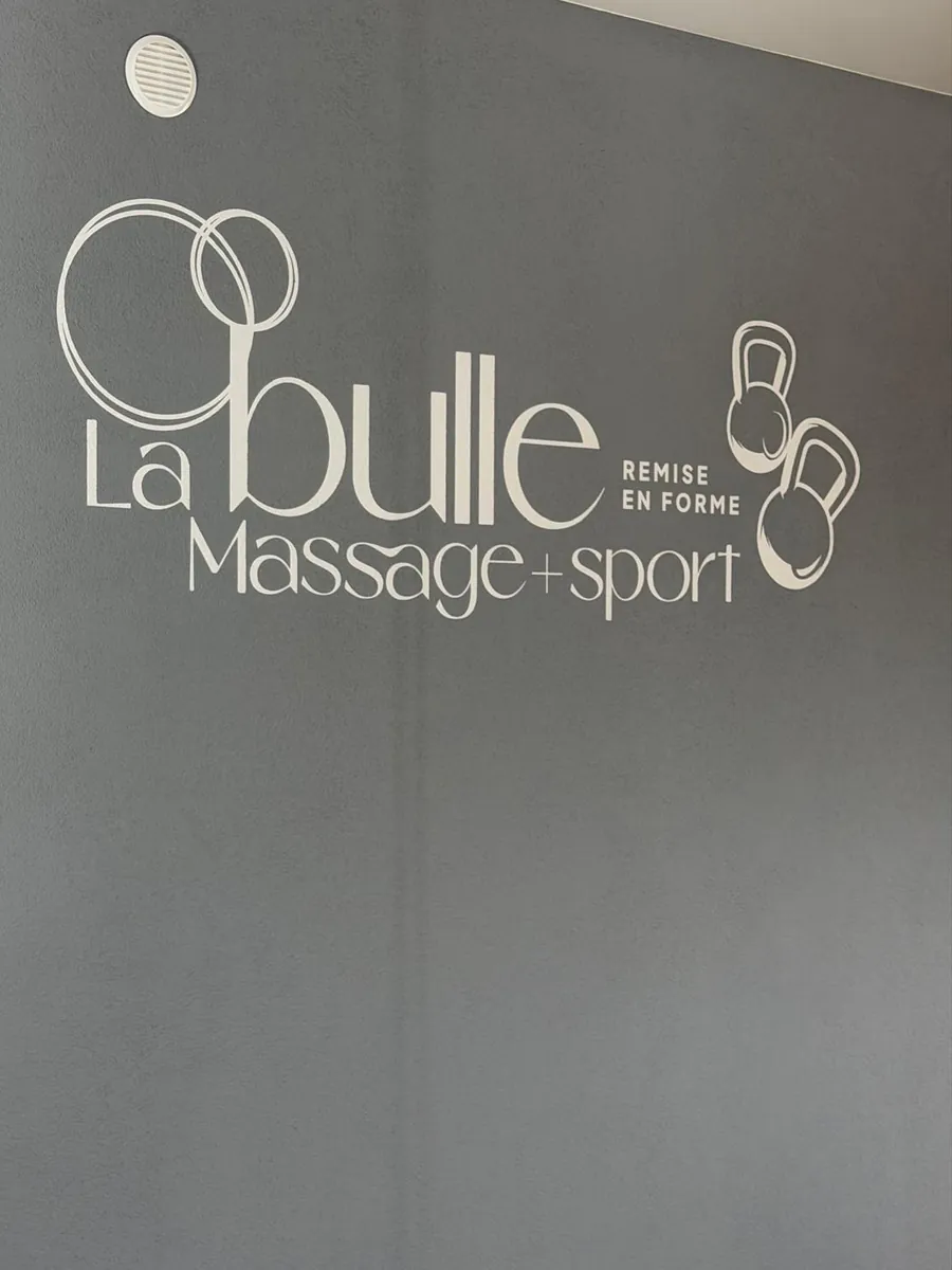 Logo La Bulle Massage + Sport peint au mur de la salle