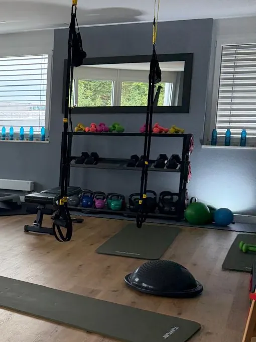 Sangles TRX, haltères, kettlebells et ballons