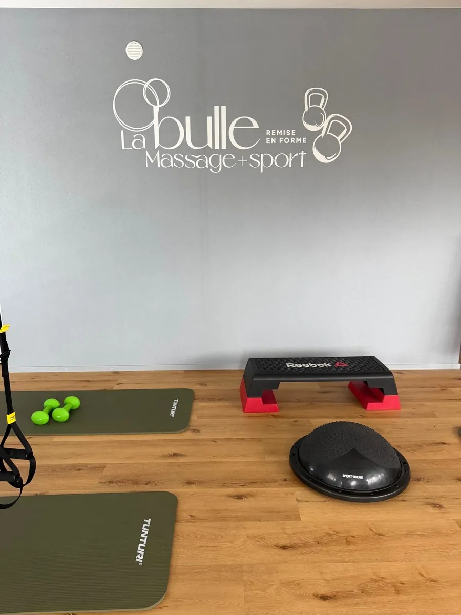 Logo La Bulle au mur, step, tapis et demi-ballon d’équilibre